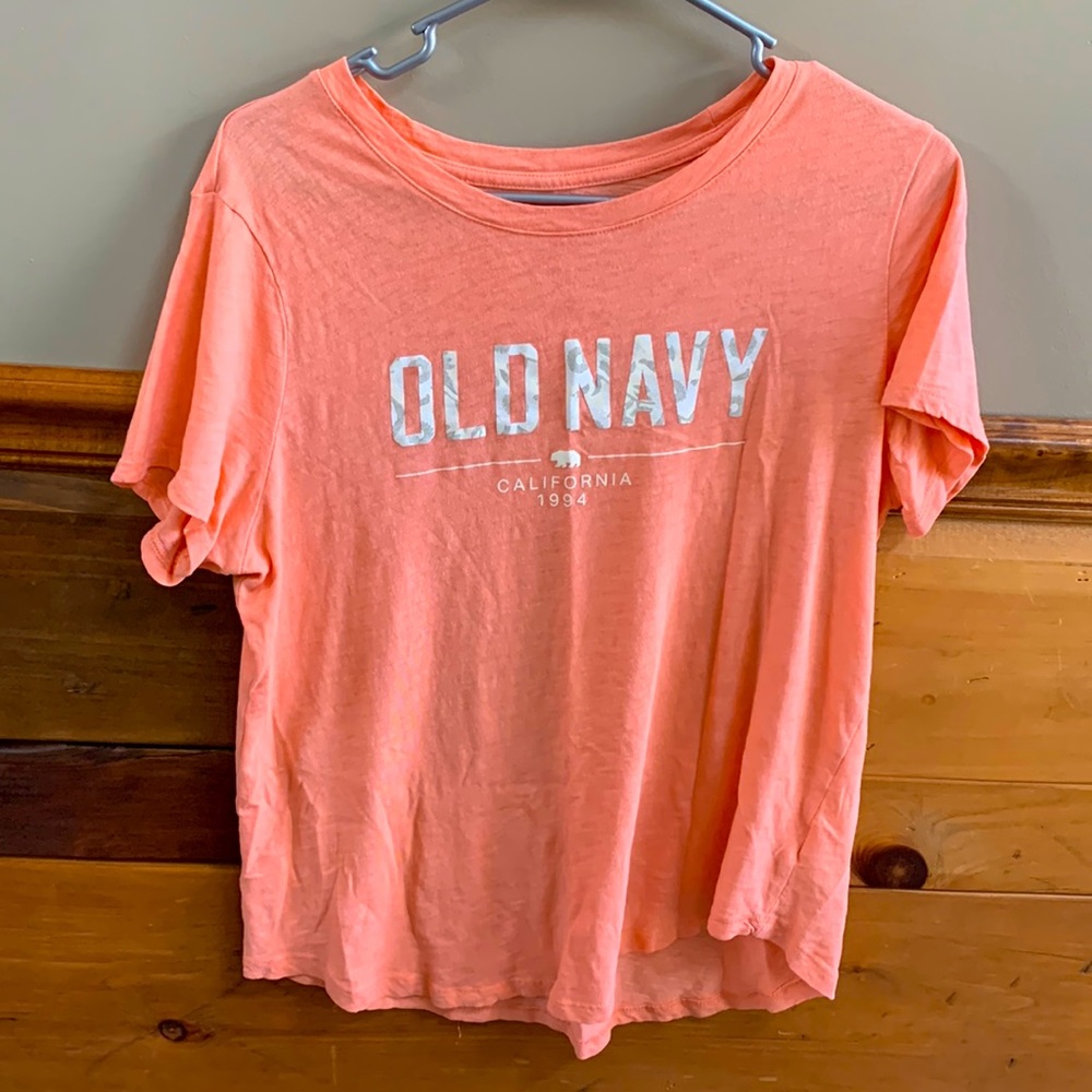 Peach colored t-shirt.